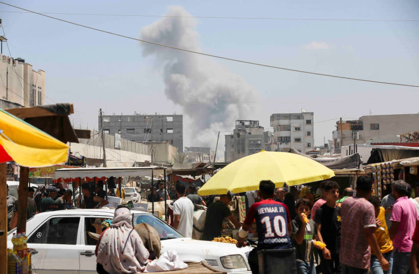 El humo se eleva tras los ataques israelíes, en medio del conflicto entre Israel y Hamás, en Khan Younis, en el sur de la Franja de Gaza, el 8 de agosto de 2024.
