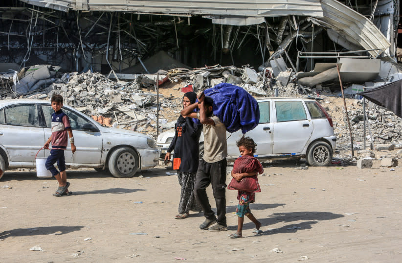 Palestinos con sus pertenencias tras huir de la pradera oriental de Jan Yunis, en el sur de la Franja de Gaza, el 9 de agosto de 2024.