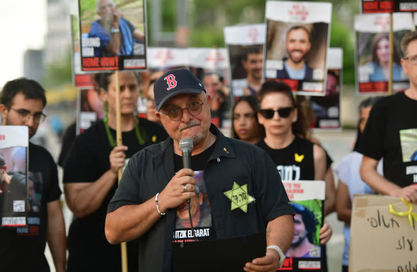Danny Elgarat, hermano del rehén Itzik Elgarat habla en la manifestación en la Puerta Begin mientras lleva una estrella amarilla, 10 de agosto de 2024.