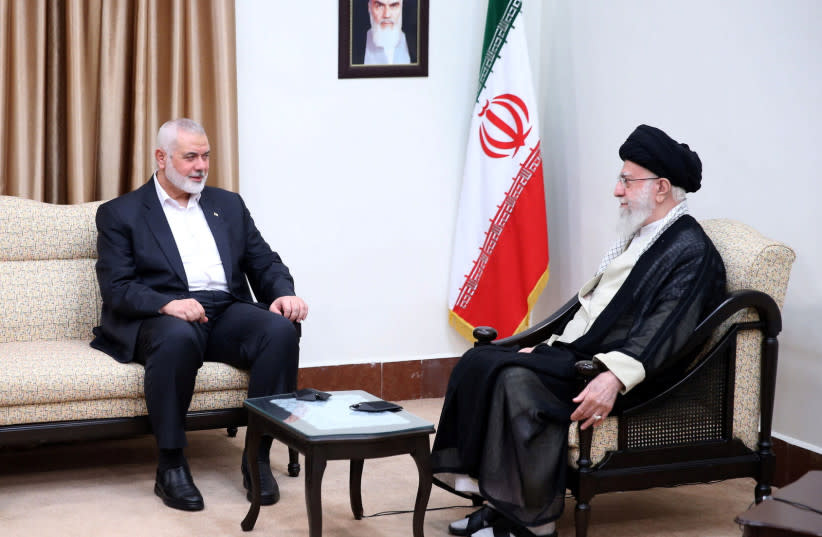 El líder supremo de Irán, el ayatolá Alí Jamenei, se reúne con el máximo dirigente del grupo palestino Hamás, Ismail Haniyeh, en Teherán, Irán, el 30 de julio de 2024.
