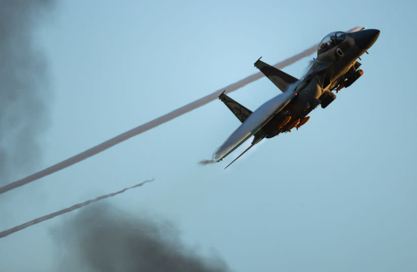 Un avión de combate F-15 vuela durante una ceremonia de graduación de pilotos de la Fuerza Aérea Israelí en la base aérea de Hatzerim, en el sur de Israel, el 29 de junio de 2023.