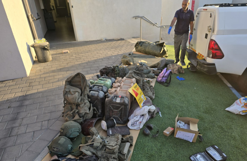 The weapons found while searching the home of the suspect. August 21, 2024.