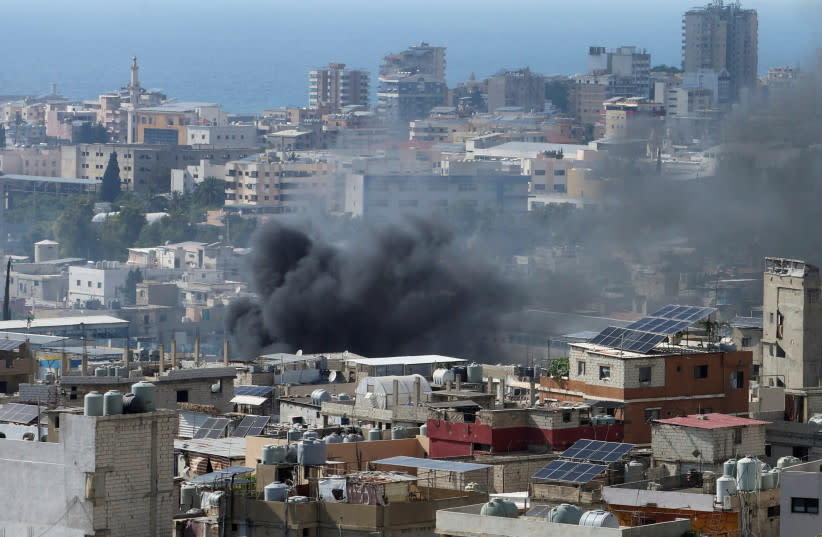 Sale humo del campo de refugiados palestinos de Ain el-Hilweh durante los enfrentamientos entre facciones palestinas, en Sidón, Líbano, 30 de julio de 2023