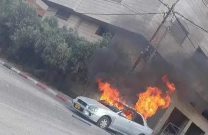 Coche israelí incendiado en Kalkilya tras la muerte a tiros de su propietario israelí, 22 de junio de 2024.