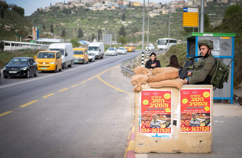 Un soldado israelí monta guardia en una estación de autobuses cerca de la escena en la que un coche robado se saltó un control policial y atropelló a un policía a las afueras de Kedumim, en Cisjordania, el 26 de febrero de 2019