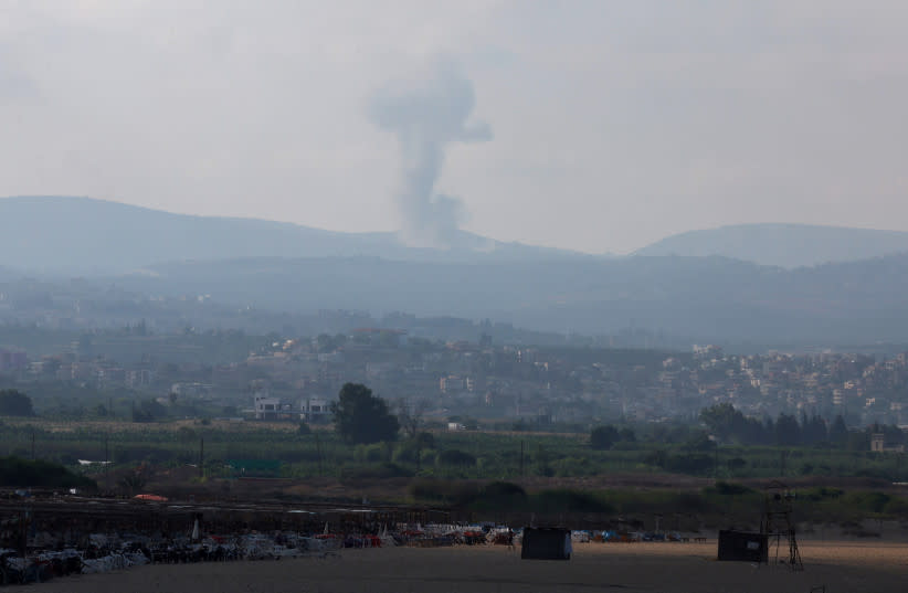 El humo se eleva desde la ciudad libanesa meridional de Khiam, en una imagen desde Marjayoun, cerca de la frontera con Israel, 25 de agosto de 2024.