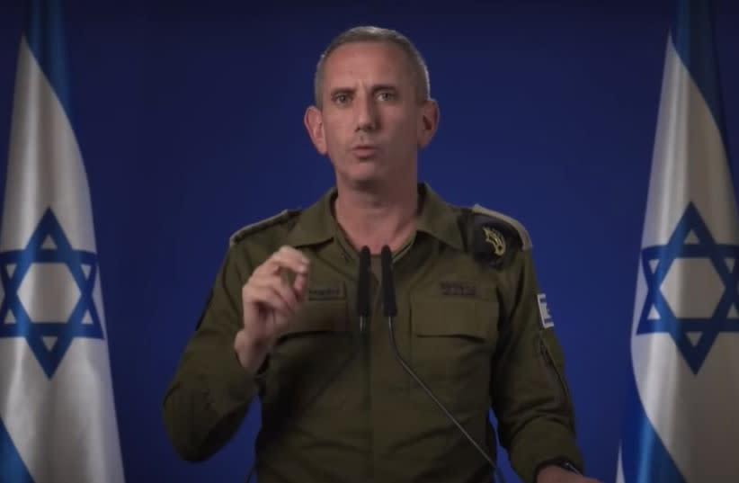 El portavoz de las IDF, el R.-Adm. Daniel Hagari, pronuncia un discurso público el domingo por la noche. 24 de marzo de 2024.