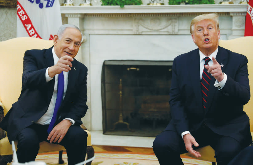 EL PRIMER MINISTRO Benjamín Netanyahu se reúne con el entonces presidente estadounidense Donald Trump en el Despacho Oval, en 2020. La supresión de la causa palestina en la política mundial se debió en gran medida a los esfuerzos israelíes durante la administración Trump, señala el escritor.
