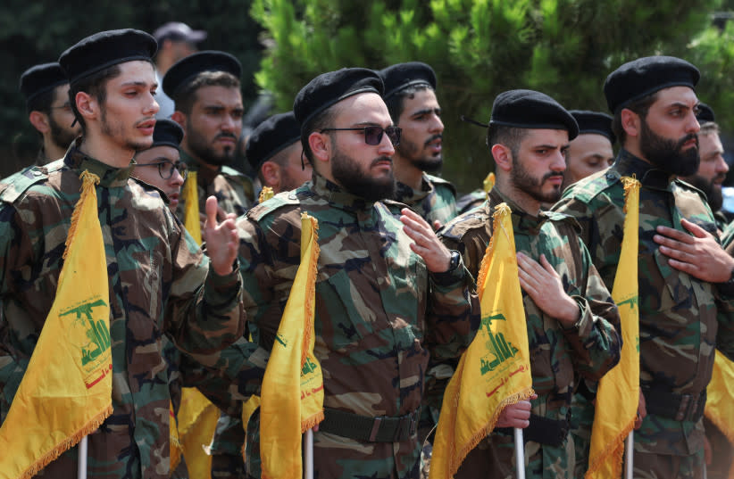 Miembros de Hezbolá asisten al funeral de Taleb Abdallah, también conocido como Abu Taleb, un alto comandante de campo de Hezbolá que fue asesinado por lo que las fuerzas de seguridad dicen que fue un ataque de Israel en los suburbios del sur de Beirut, Líbano 12 de junio 2024.