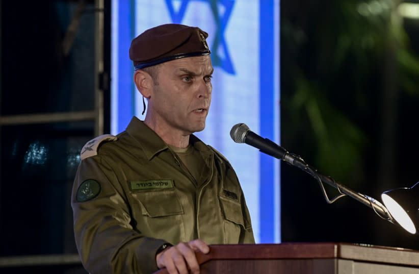 El Comandante entrante de la Inteligencia Militar de las FDI, Shlomi Binder, habla durante una ceremonia de reemplazo celebrada en la sede del Comando de Inteligencia de las FDI en Glilot, el 21 de agosto de 2024.