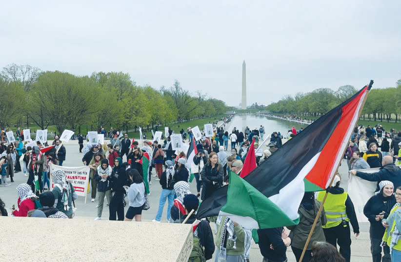 Grupos PRO-PALESTINOS/anti-Israel celebran una manifestación frente al Monumento a Washington, a principios de este año. En un cartel se lee: Del río al mar, Palestina será libre''.