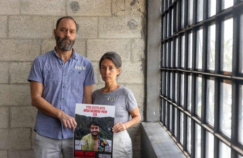 Jon (izquierda) y Rachel (derecha), padres del rehén israelí-estadounidense Hersh Goldberg-Polin