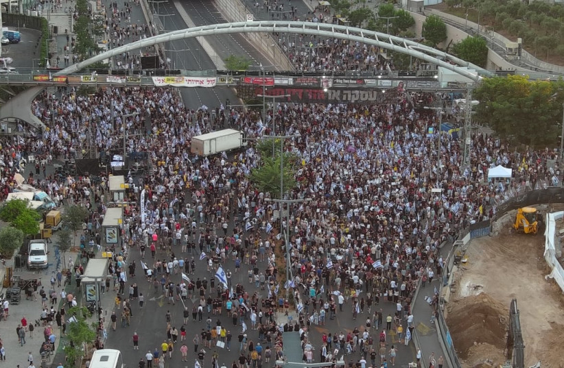 Tel Aviv - Thousands blocking Begin Rd near the Begin Gate of the Kirya military HQ, demanding the government sign the hostage deal and bring everyone home, now!