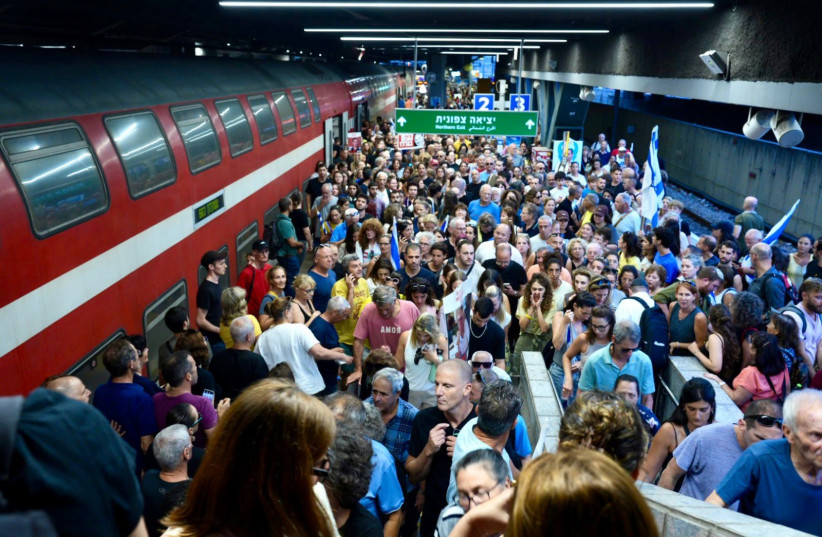 Thousands on the platform at the Hashalom Station near Begin Street.