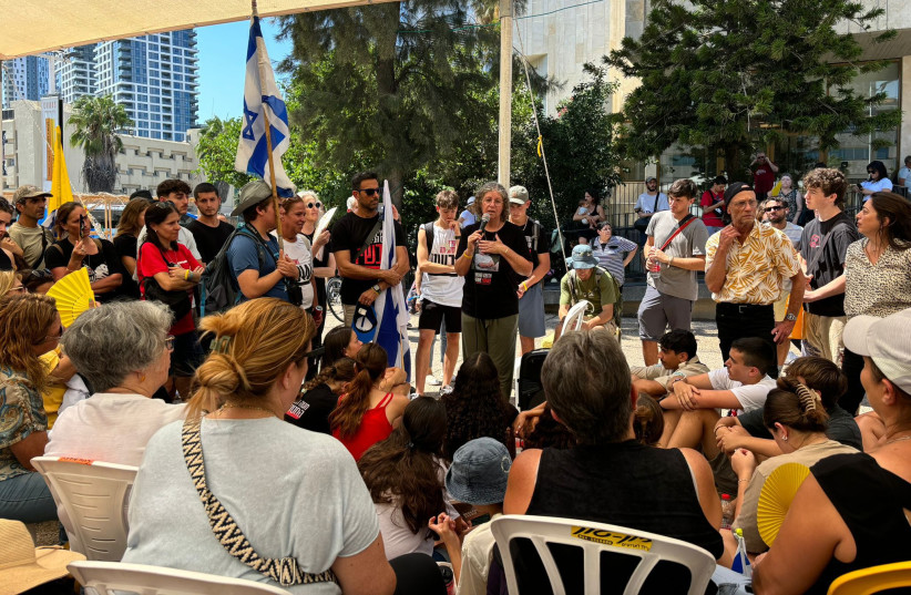 Hundreds of people in the abductees' square, dozens of them listening to the testimony of captivity survivor Aviva Siegel.