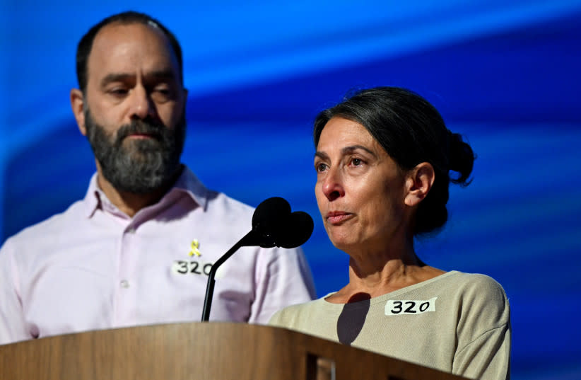 Rachel Goldberg, madre de Hersh Goldberg-Polin, que permanece secuestrado en Gaza, reacciona junto a su marido Jon Polin mientras suben al escenario el tercer día de la Convención Nacional Demócrata (DNC) en Chicago, Illinois, Estados Unidos, el 21 de agosto de 2024.