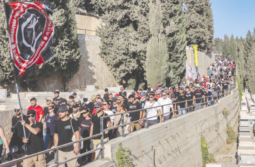 Los dolientes marchan durante el funeral del rehén israelí Hersh Goldberg-Polin en Jerusalén el martes.