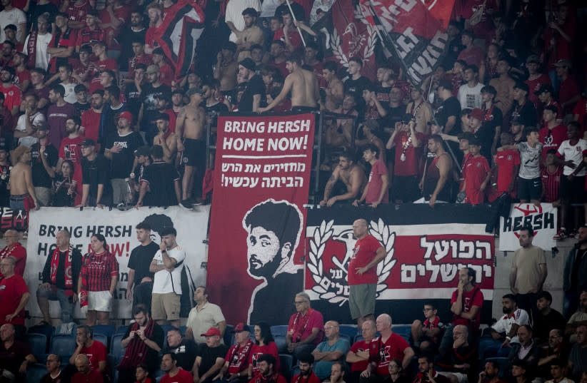 Aficionados muestran pancartas a favor de Hersh Goldberg-Polin en el partido de la Premier League israelí entre el Hapoel Hadera y el Hapoel Jerusalem en el Estadio Teddy, el 31 de agosto de 2024, en Jerusalén.