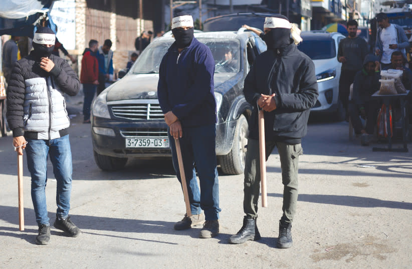 MIEMBROS DE HAMAS, junto con varias facciones palestinas, trabajan para mantener el orden y controlar los precios del mercado en medio de las continuas hostilidades entre Israel y Hamás, en Rafah, en el sur de la Franja de Gaza, esta semana.
