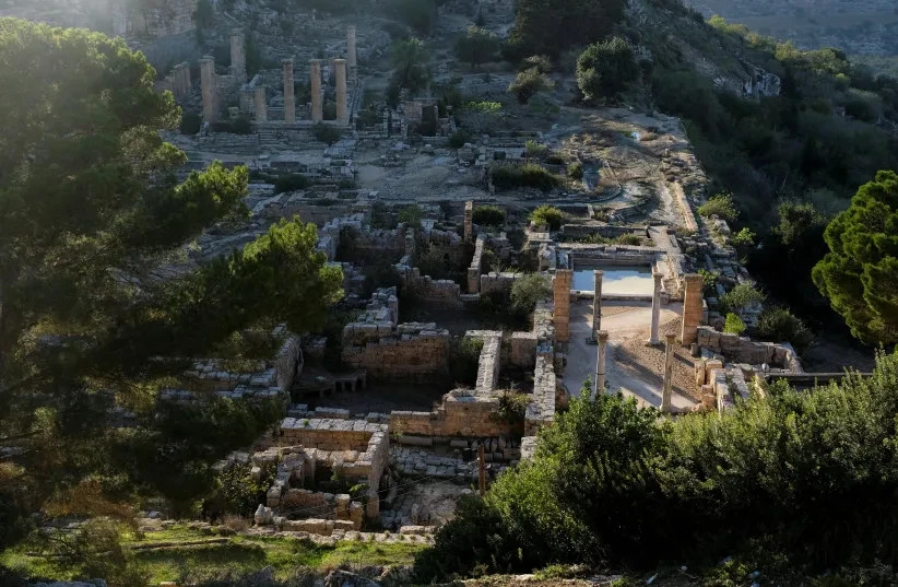 Vista general de las ruinas antiguas de la ciudad griega y romana de Cirene, donde la reciente tormenta Daniel ha azotado la localidad libia de Shahhat, Libia, 29 de septiembre de 2023.  (credit: REUTERS/ESAM OMRAN AL-FETORI)