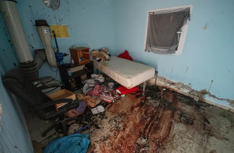 La destrucción causada por los terroristas de Hamás en el kibutz Nir Oz el 7 de octubre de 2023, cerca de la frontera con Gaza, en el sur de Israel, 21 de noviembre de 2023 (credit: CHAIM GOLDBERG/FLASH90)