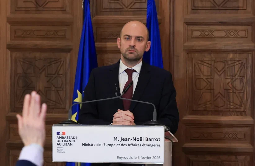 El ministro francés de Europa y Asuntos Exteriores, Jean-Noel Barrot, ofrece una rueda de prensa en la Residencia Pine, la residencia oficial del embajador francés en Líbano, en Beirut, Líbano, el 6 de febrero de 2026.