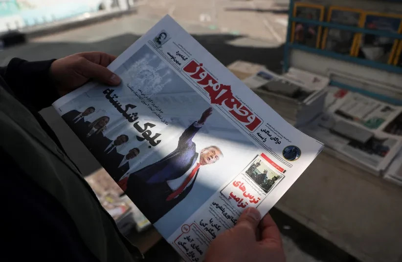 Un periódico iraní con una foto del presidente estadounidense Donald Trump en portada, en Teherán, Irán, el 17 de febrero de 2026.  (credit: MAJID ASGARIPOUR/WANA/REUTERS)