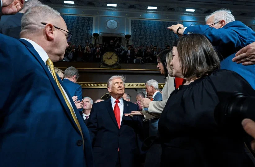 El presidente Donald J. Trump entra en la Cámara de Representantes antes de pronunciar el primer discurso sobre el estado de la Unión de su segundo mandato ante una sesión conjunta del Congreso en la Cámara de Representantes del Capitolio de los Estados Unidos en Washington, D.C.