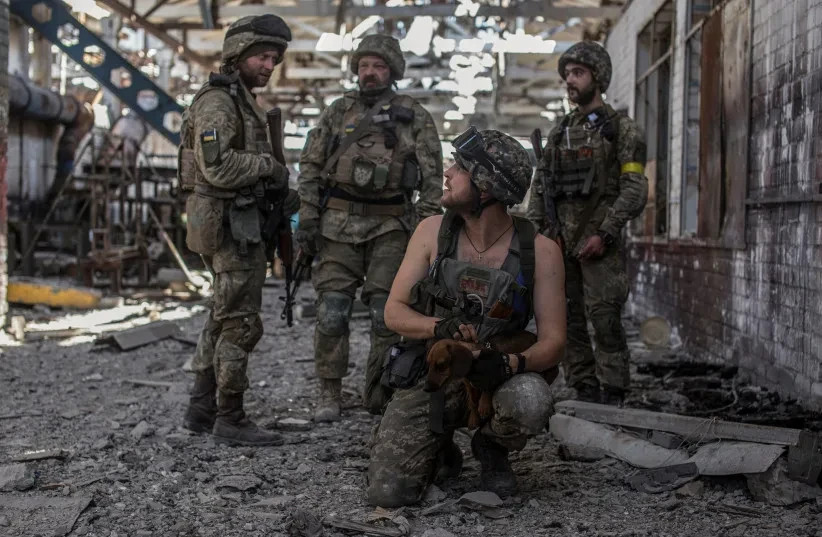 Miembros del ejército ucraniano conversan entre sí en la zona industrial de la ciudad de Sievierodonetsk, mientras continúa el ataque de Rusia contra Ucrania, Ucrania, 20 de junio de 2022.