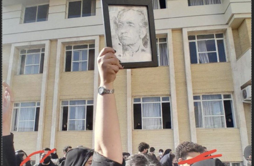 Students at some Iranian universities chanted slogans in support of Reza Pahlavi and, in some cases, also held up a picture of Iran’s last shah.