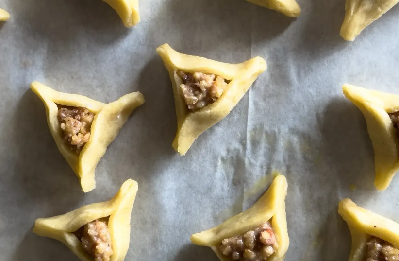 Prefer a homemade filling based on freshly ground poppy, a little honey or silan, and chopped walnuts for a rich texture
