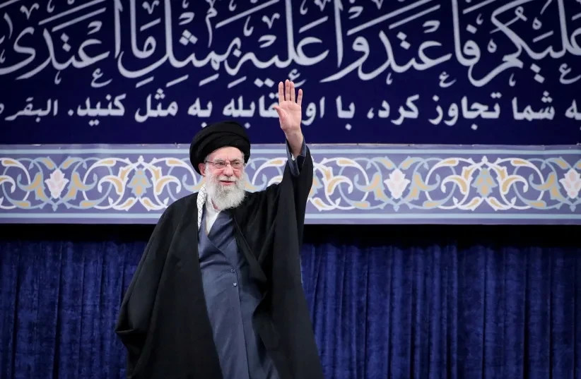 El líder supremo de Irán, el ayatolá Alí Jamenei, saluda con la mano durante una reunión en Teherán, Irán, el 17 de febrero de 2026.  (credit: Office of the Iranian Supreme Leader/WANA (West Asia News Agency)/Handout via REUTERS)