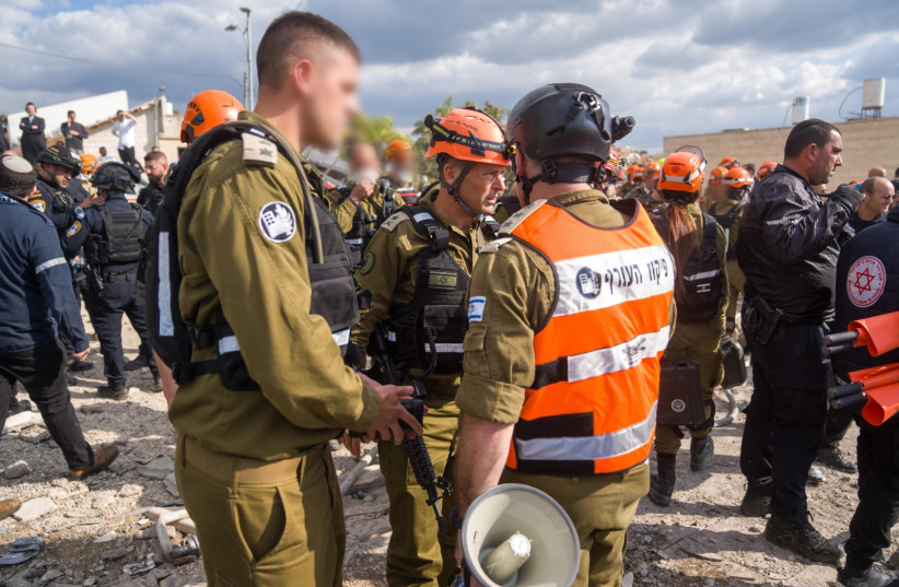 Commander of the Home Front Command at the impact site in Beit Shemesh.