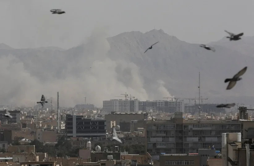 El humo se eleva tras una explosión, después de que Israel y Estados Unidos lanzaran ataques contra Irán, en Teherán, Irán, el 28 de febrero de 2026.  (credit: MAJID ASGARIPOUR/WANA)