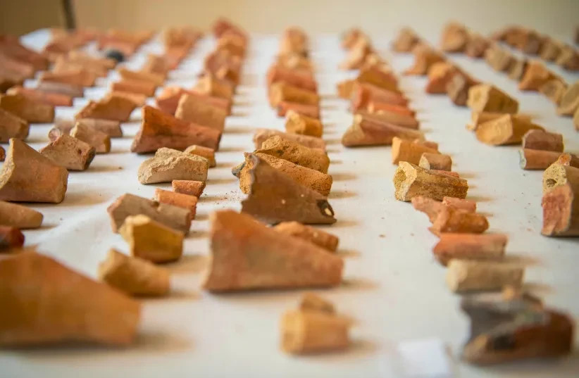 Fragmentos de vasijas cónicas encontrados en Israel y Jordania, 27 de febrero de 2026.