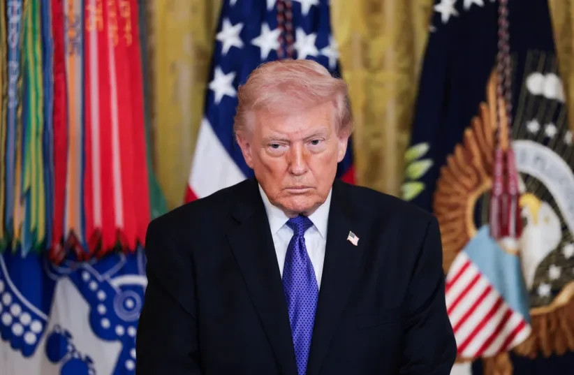 El presidente de los Estados Unidos, Donald Trump, asiste a una ceremonia de entrega de la Medalla de Honor en la Casa Blanca, en Washington D. C., Estados Unidos, el 2 de marzo de 2026. (credit: REUTERS/JONATHAN ERNST)