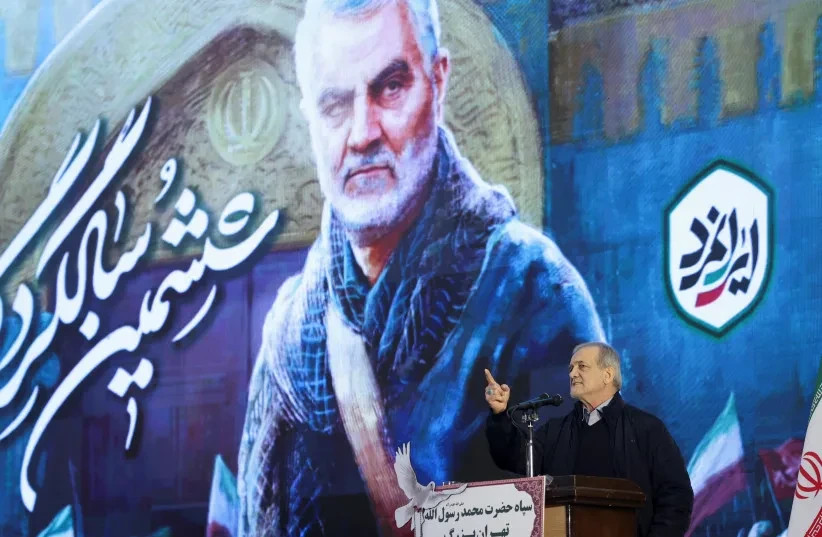 El presidente iraní Masoud Pezeshkian pronuncia un discurso durante una ceremonia para conmemorar el sexto aniversario del asesinato del alto mando militar iraní, el general Qassem Soleimani, en un ataque estadounidense, en Teherán, Irán, el 1 de enero de 2026.
