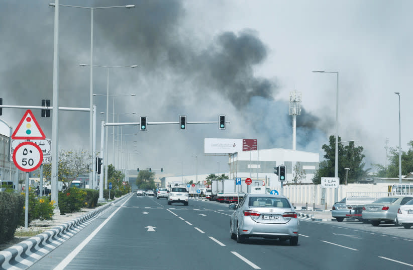 Se ve humo tras los supuestos ataques con misiles iraníes, tras los ataques de Estados Unidos e Israel contra Irán, visto desde Doha, Catar, el pasado domingo.