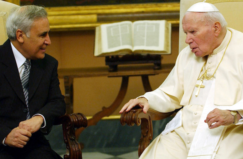 Moshe Katsav listens to Pope John Paul II during their meeting December 12, 2002 in Vatican City.