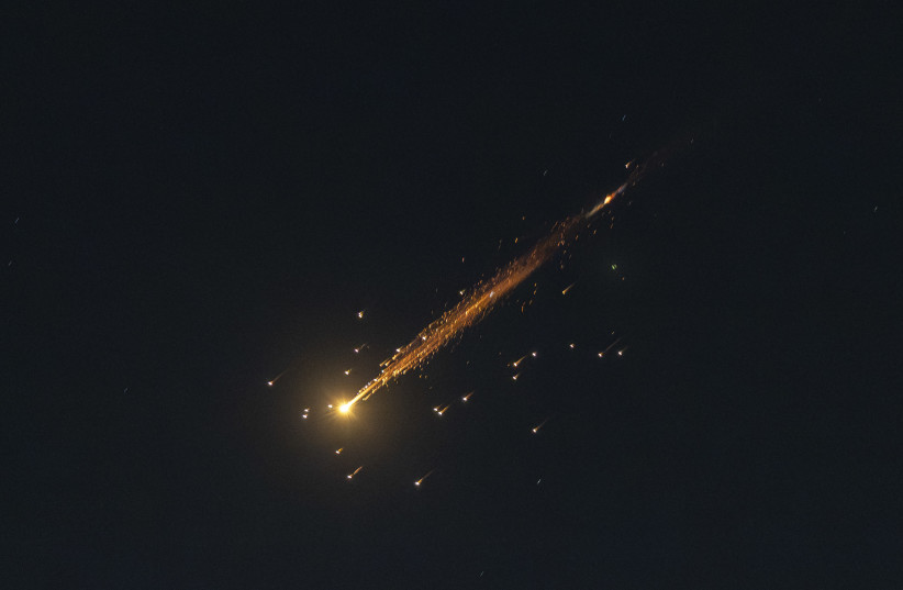 download high resolution download low resolution add to lightbox file name: F260324YS402 File Size: 2024 KB caption (en): A ballistic missile launched from Iran, as seen over Jerusalem, during the war with Iran and ongoing missile fire toward Israel, March 24, 2026.