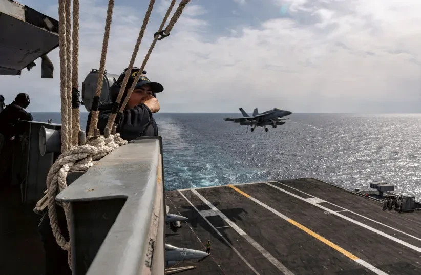 Un contramaestre de la Armada de los Estados Unidos monta guardia en la isla del USS Gerald R. Ford mientras navega por una zona no revelada el 17 de marzo de 2026