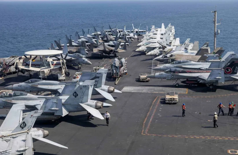 Aviones de la Armada y del Cuerpo de Marines de EE. UU. adscritos al Grupo Aéreo de Portaaviones (CVW) 9 se alinean en la cubierta de vuelo del portaaviones de la clase Nimitz USS Abraham Lincoln durante el ataque de la Operación Epic Fury contra Irán, lanzado desde una ubicación no revelada