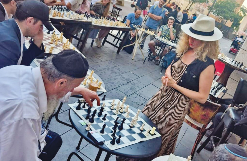 Ticia Gara coaching members of Chess4All in Savyon.