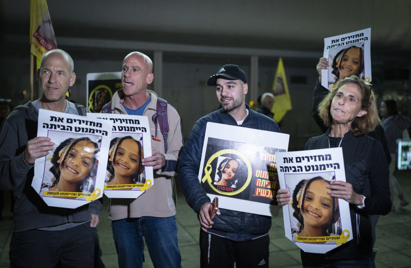 Right-wing activist Mordechai David protests against demonstrators during an anti-government and anti-war protest at Habima Square in Tel Aviv, March 28, 2026.