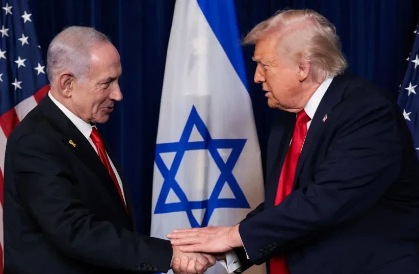 En la imagen se ve al primer ministro Benjamin Netanyahu y al presidente de Estados Unidos, Donald Trump, dándose la mano en una rueda de prensa celebrada en 2025.