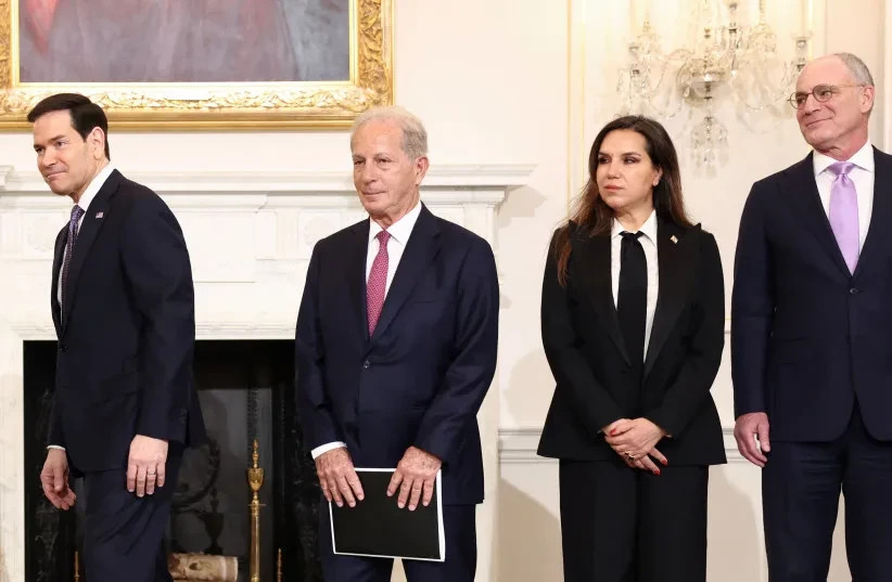 El secretario de Estado de EE. UU., Marco Rubio; el embajador de EE. UU. en el Líbano, Michel Issa; la embajadora del Líbano en EE. UU., Nada Hamadeh Moawad, y el embajador de Israel en EE. UU., Yechiel Leiter, se dirigen a su reunión en el Departamento de Estado, en Washington D. C., EE. UU.