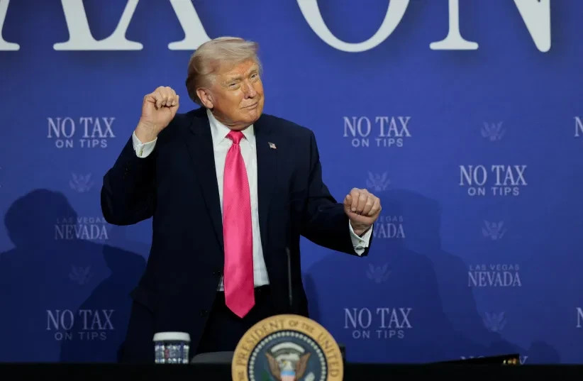 El presidente de Estados Unidos, Donald Trump, gesticula durante una mesa redonda sobre recortes fiscales celebrada en Las Vegas, Nevada (EE. UU.), el 16 de abril de 2026
