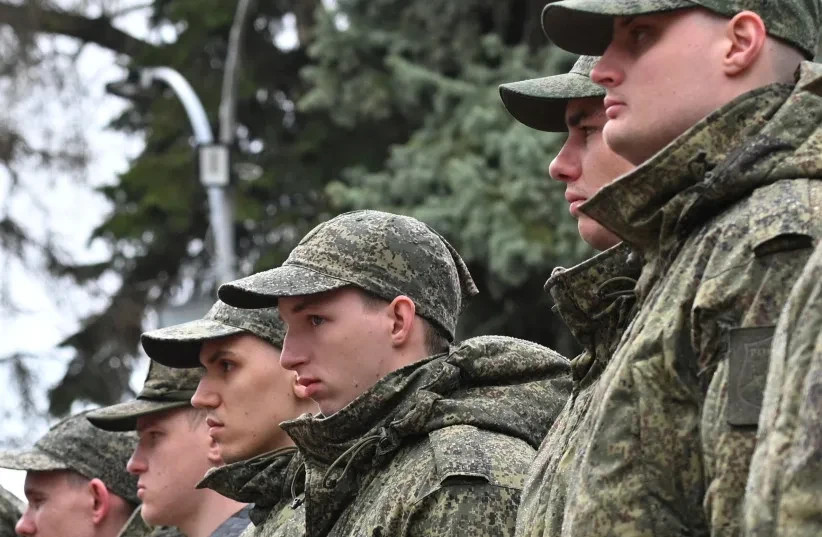 Reclutas rusos llamados a filas se alinean durante una ceremonia que marca su partida hacia los cuarteles, en Bataysk, en la región de Rostov (Rusia), el 10 de abril de 2026.