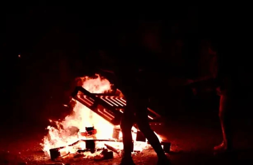 When setting up the bonfire, it must be ensured that an adult supervises its construction to prevent injuries
