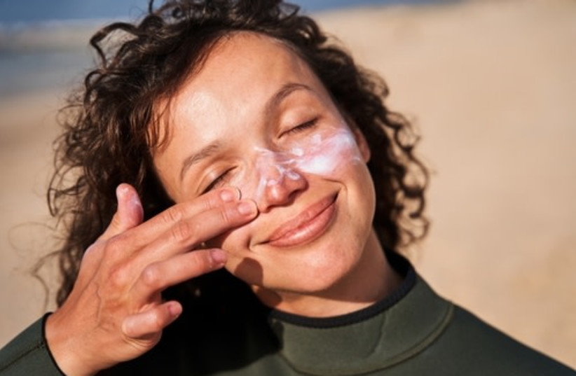 To achieve effective protection, it is recommended to use a generous amount of about half a teaspoon for the face and neck. Less than that is simply not enough.
